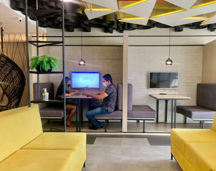 Imagem do artigo Acesso à tecnologia em um espaço de coworking.