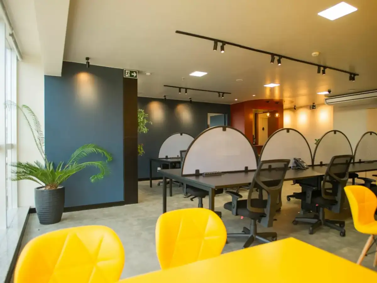 Escritório personalizado da BROffices com estações de trabalho, cadeiras e divisórias