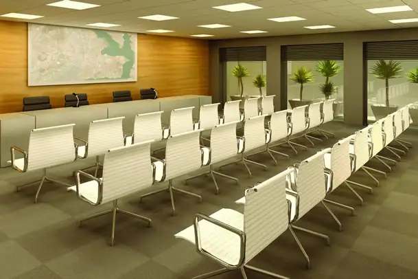 Auditório da unidade Prime Business com fileiras de cadeiras brancas e painel de madeira