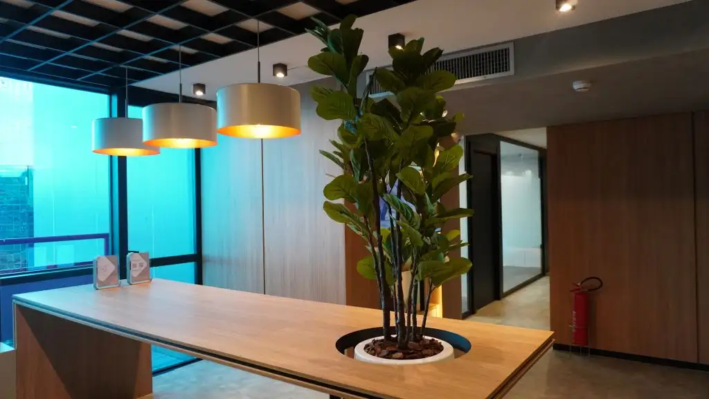 Lounge da BROffices com mesas, cadeiras e iluminação natural