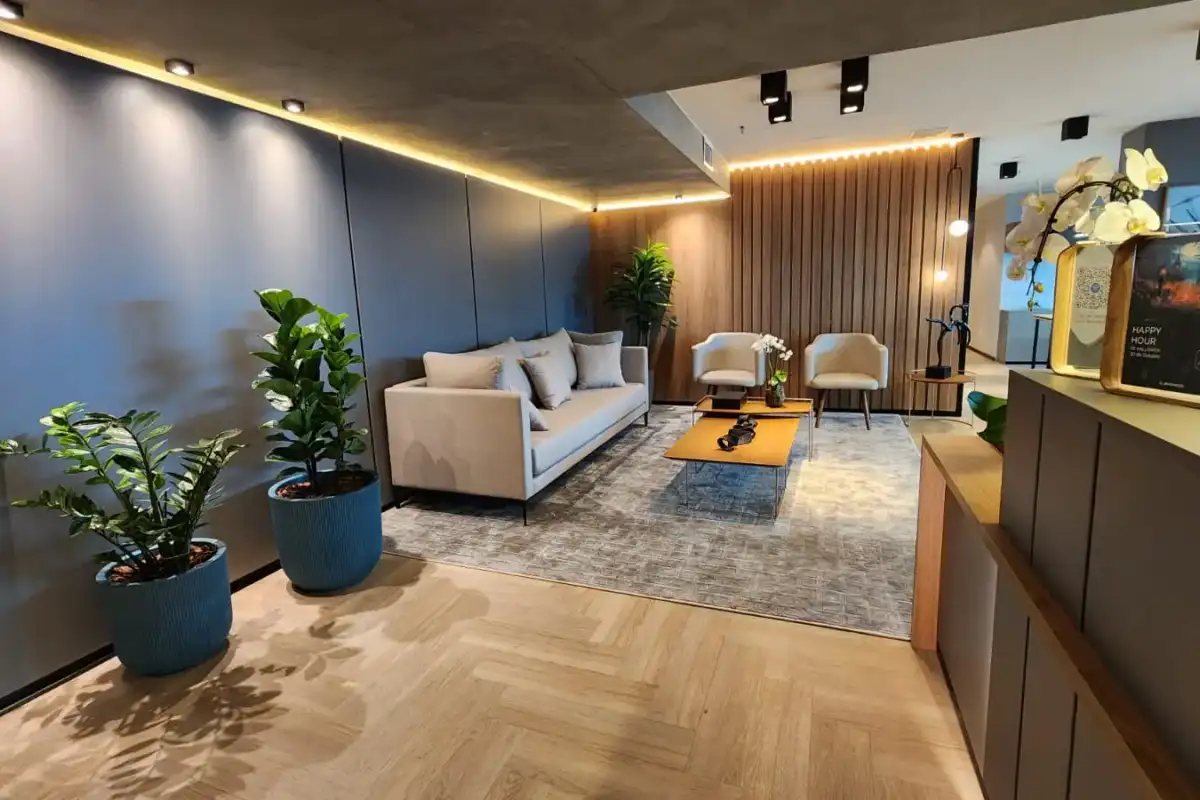 Escritório personalizado da BROffices com sala de estar, piso de madeira em espinha de peixe e painel ripado iluminado