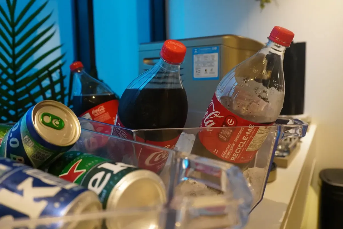 Refrigerantes e cervejas no gelo durante o Happy Hour na unidade Number One
