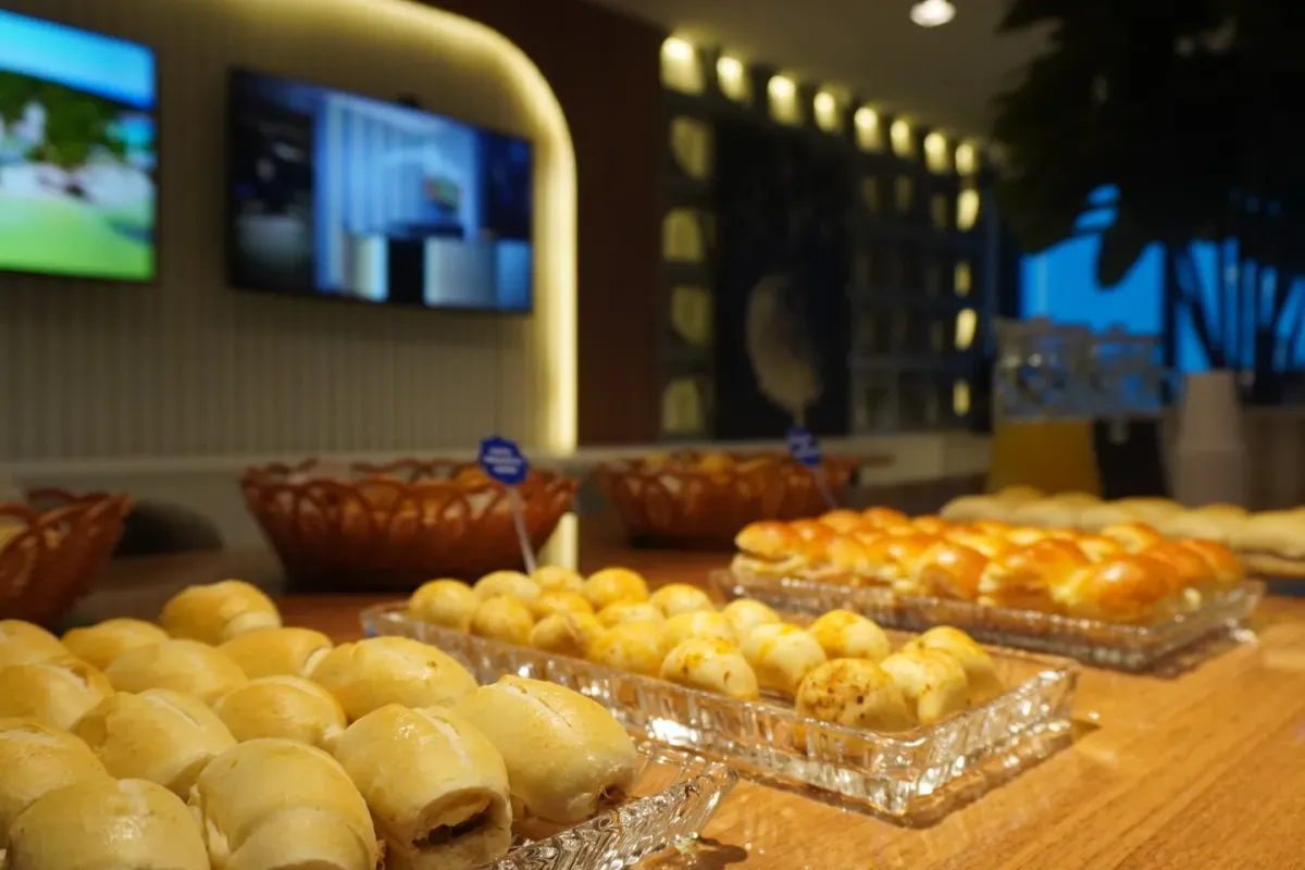 Mesa com salgados e petiscos no Happy Hour da BROffices Number One