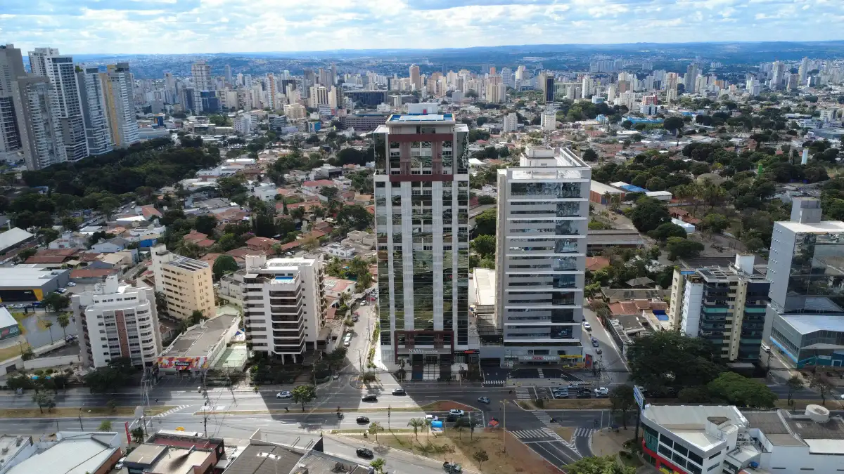 Vista aérea do Edifício Nasa Business Style, torre branca e espelhada na Avenida 136, no Setor Sul de Goiânia