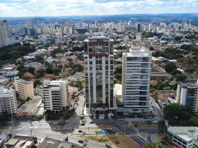 Vista aérea do Edifício Nasa Business Style, torre branca e espelhada na Avenida 136, no Setor Sul de Goiânia