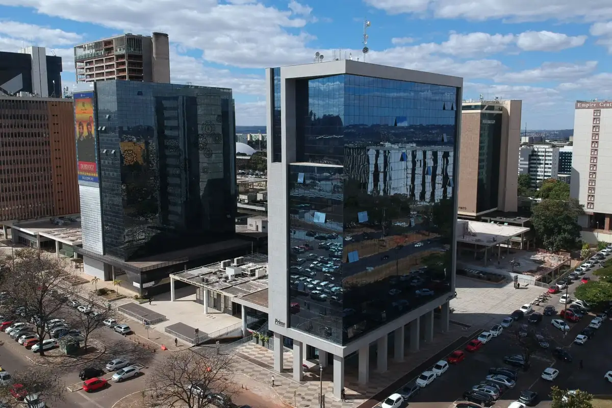Edifício Prime Business Convenience, prédio de vidro da unidade Prime Business no Setor Bancário Sul de Brasília