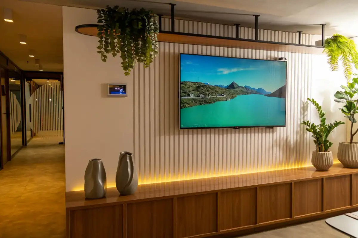 Hall do 17º andar do Number One com painel de madeira, tela e plantas