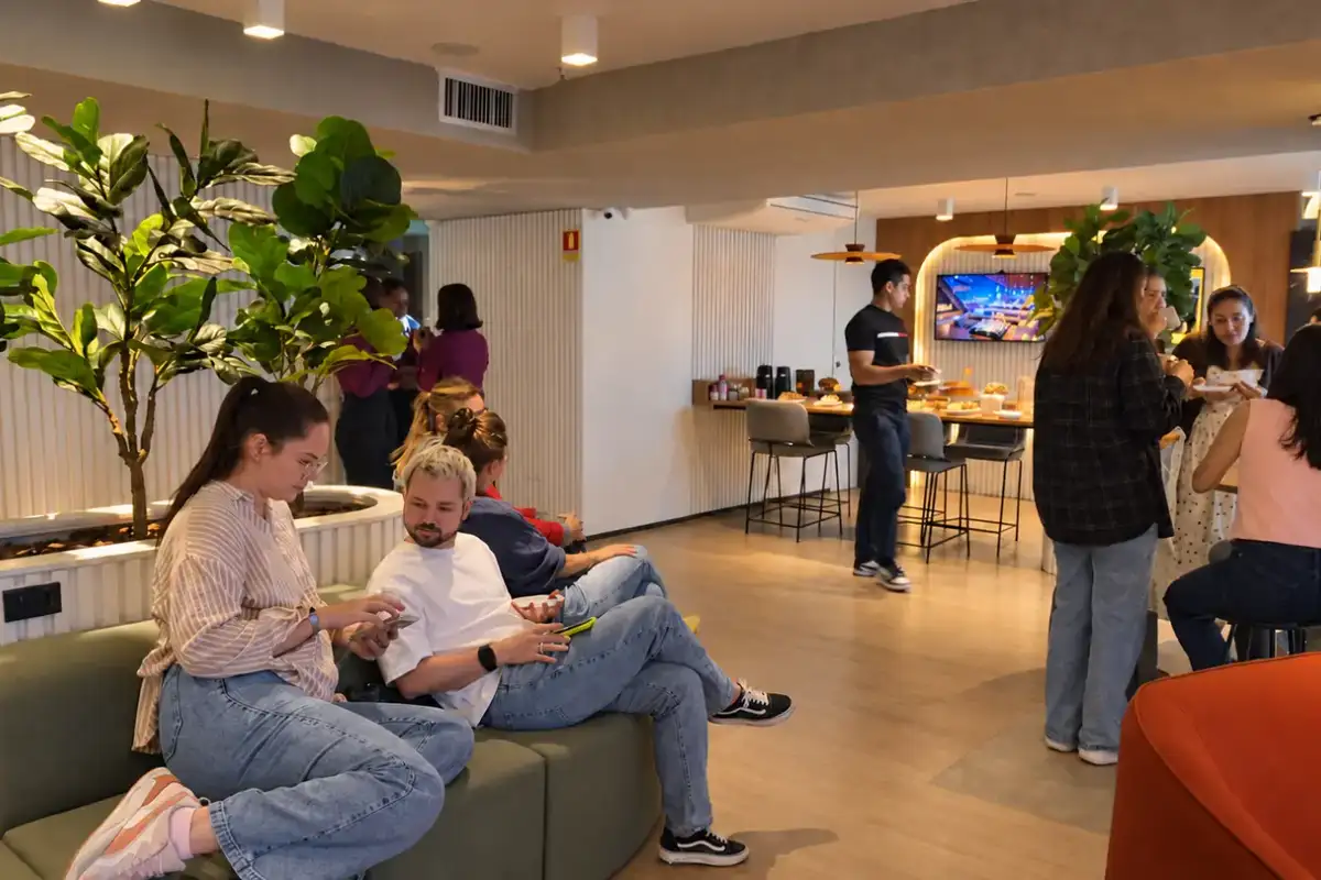 Clientes conversando no lounge durante o Cake em Brasília