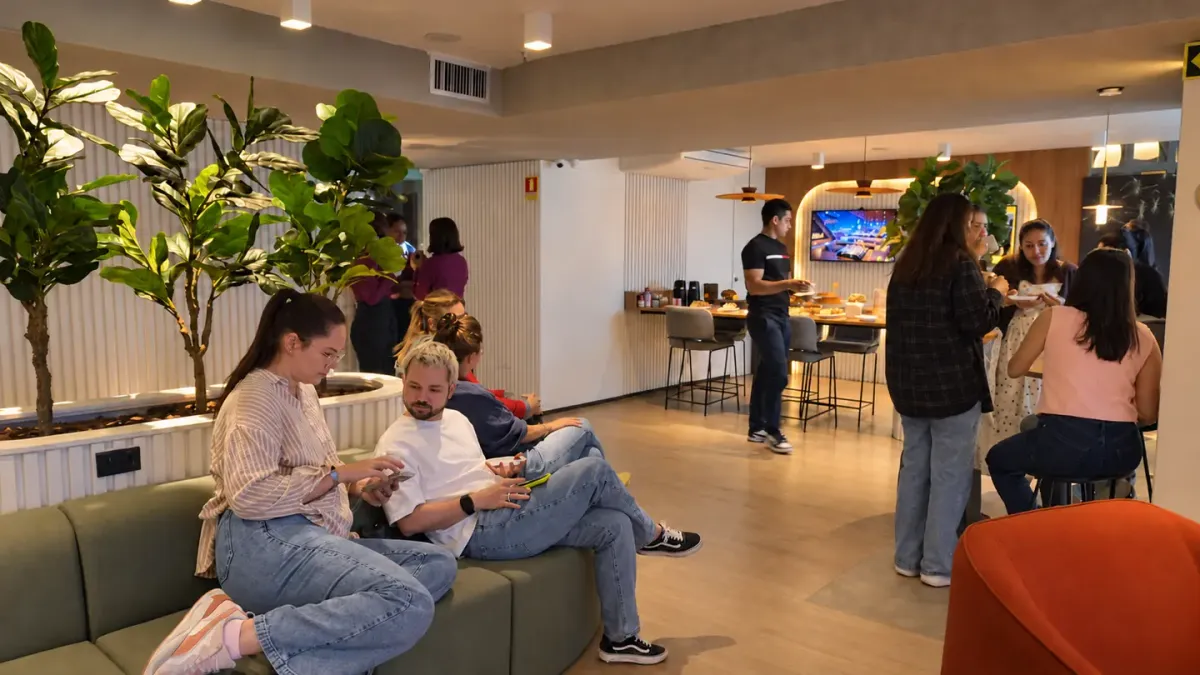 Clientes conversando e comendo bolo no lounge da BROffices durante o Cake em Brasília