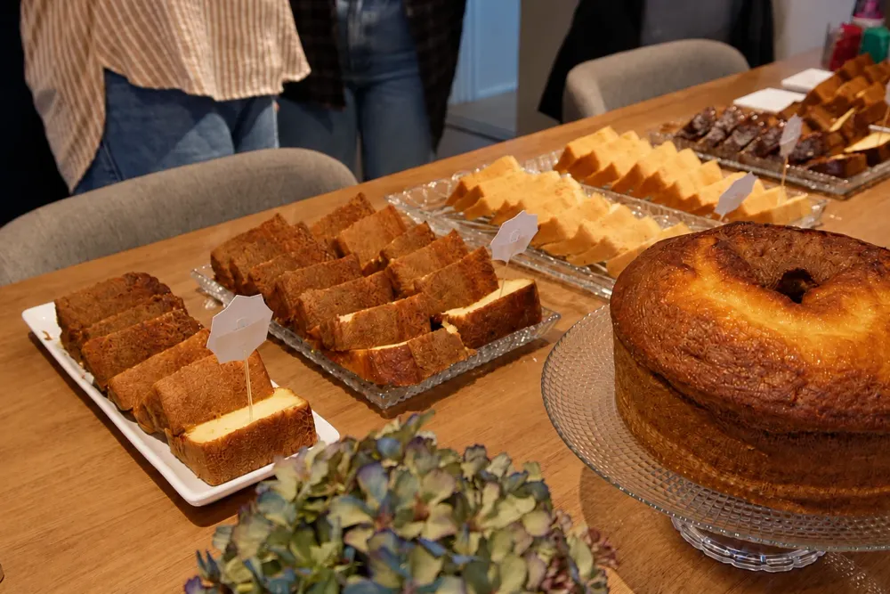 Mesa de bolos e doces do Cake BROffices