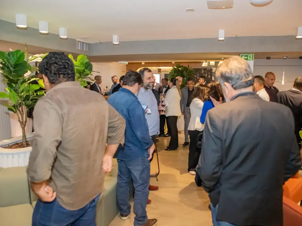 Empresários reunidos em um evento de networking na BROffices