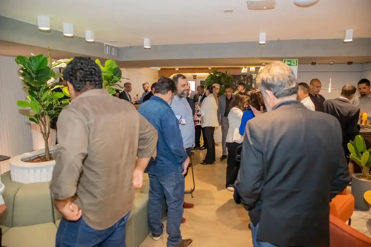 Clientes e parceiros conversando no lounge da unidade Number One