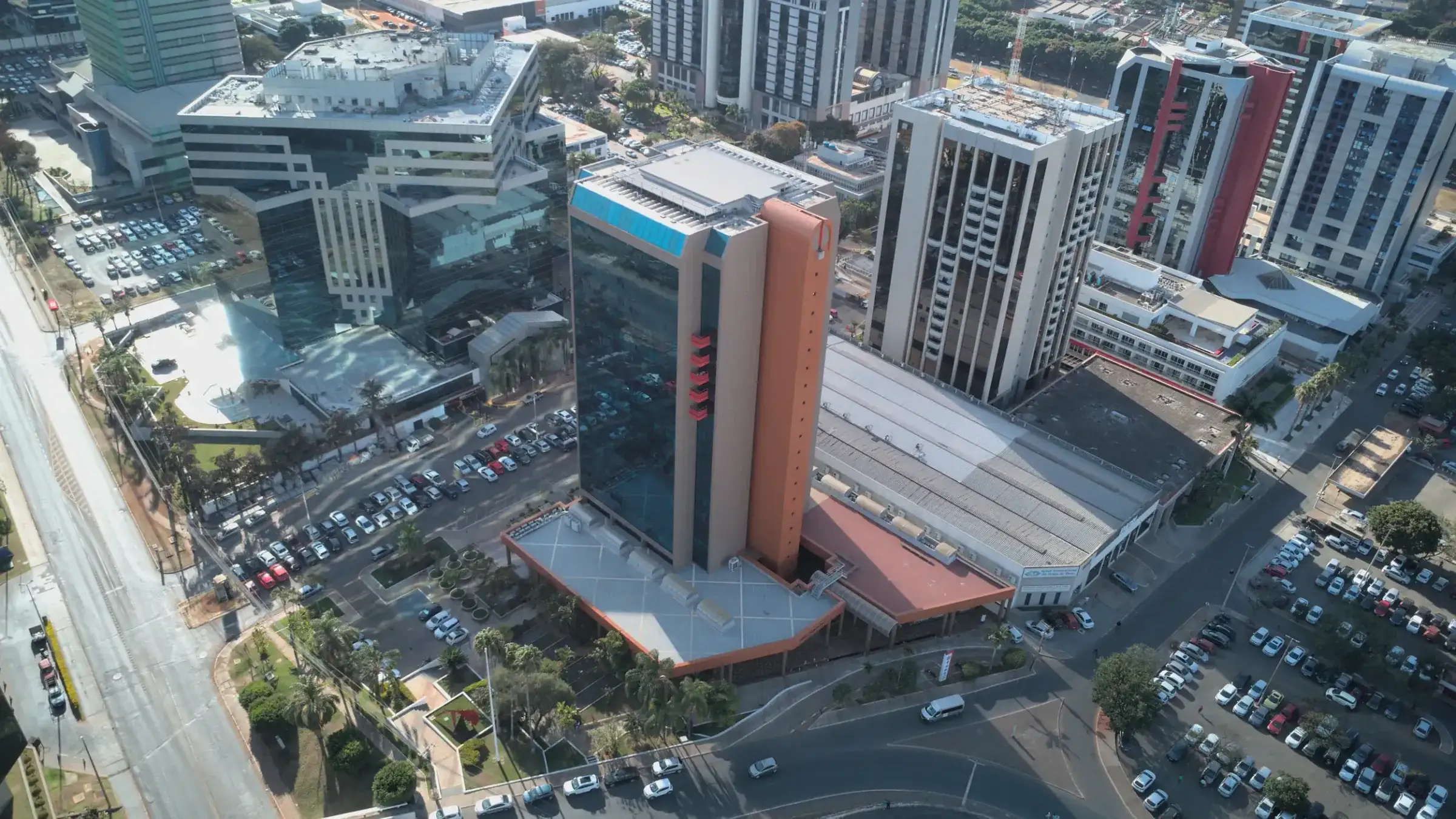 Vista aérea do Edifício Number One, no Setor Comercial Norte de Brasília, entre outros prédios corporativos