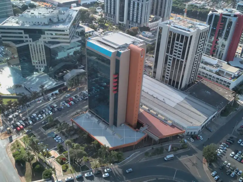 Vista aérea do Edifício Number One, torre espelhada com coluna laranja no Setor Comercial Norte de Brasília