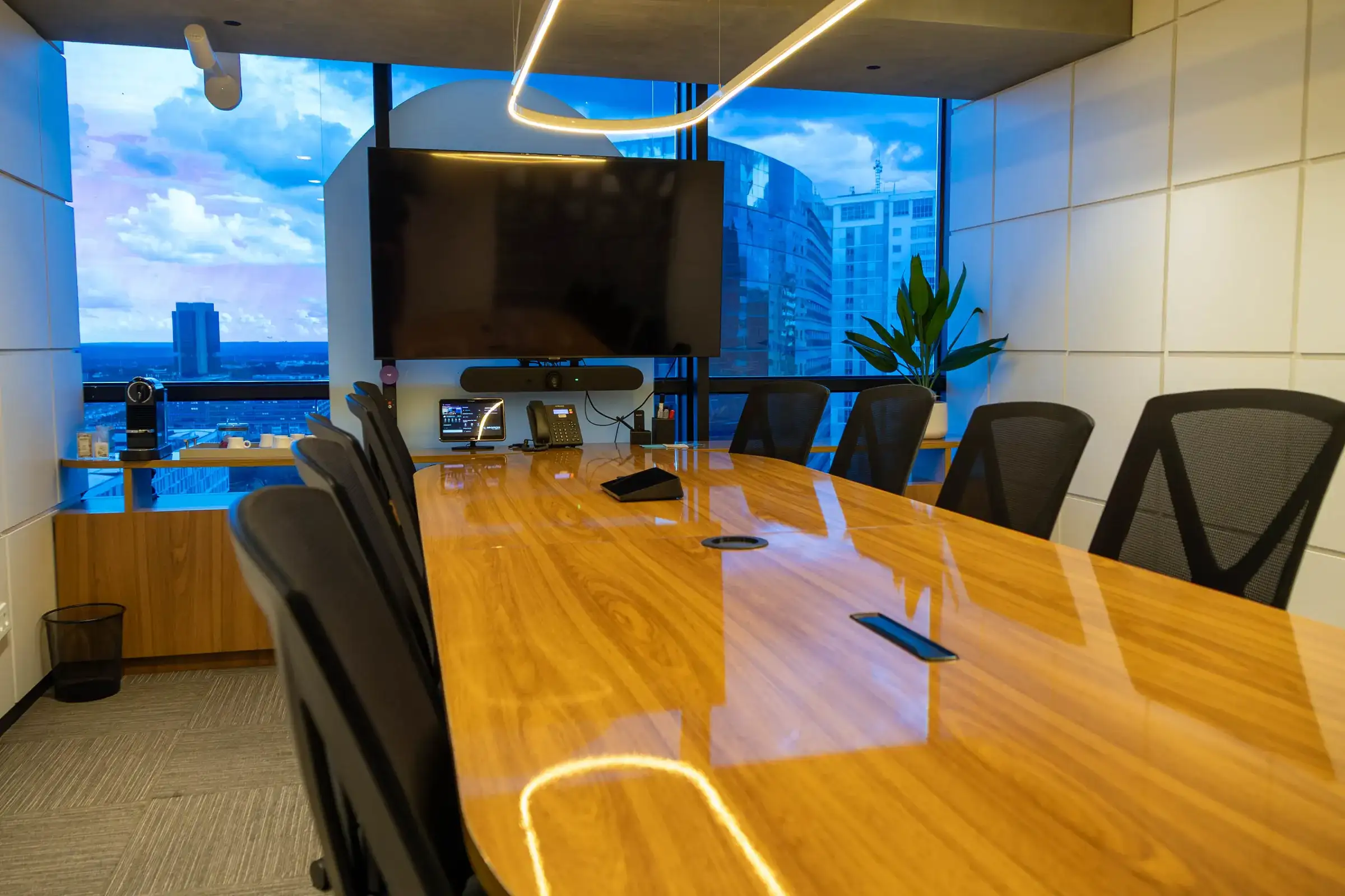 Sala de reunião Ipê Amarelo do 17º andar do Number One com mesa ampla e vista para os prédios de Brasília