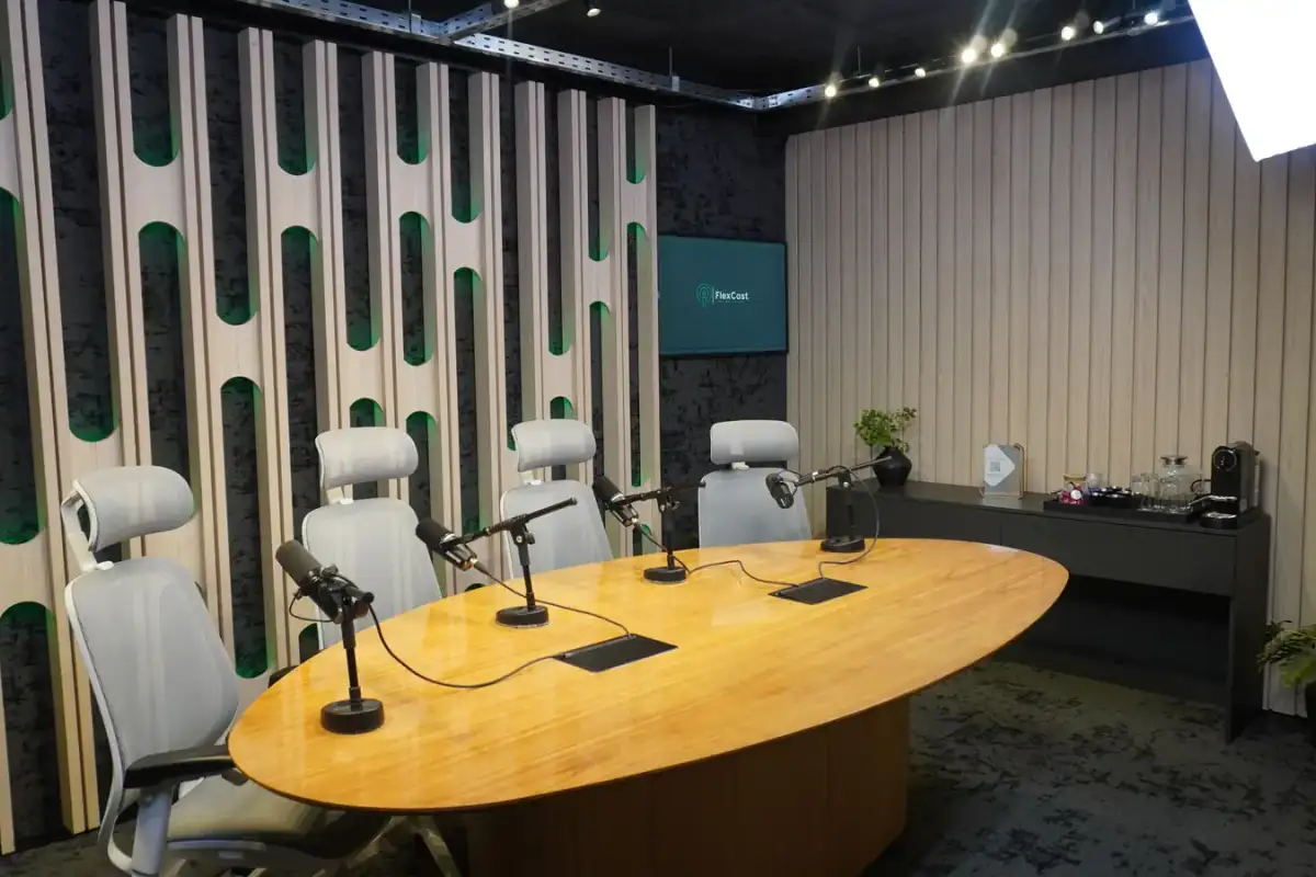 Estúdio HexaCast da BROffices com mesa e microfones profissionais