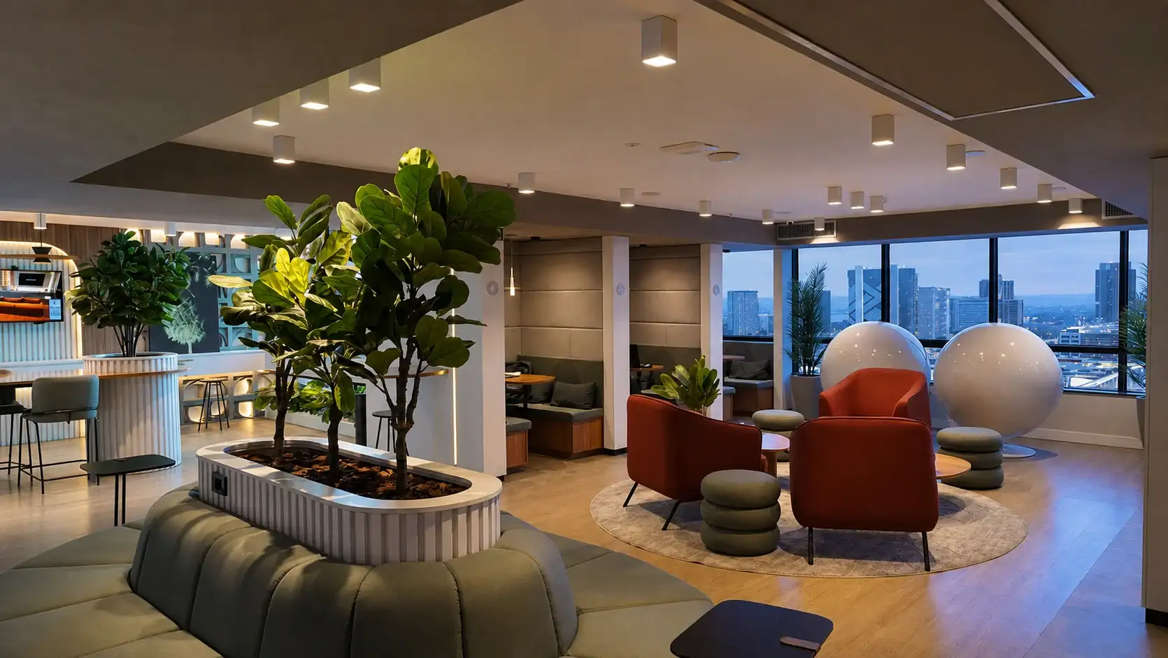 Lounge do 17º andar do Number One, em Brasília, com poltronas vermelhas, cadeiras-ovo e janelas para a cidade