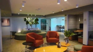 Lounge para networking em trabalho presencial