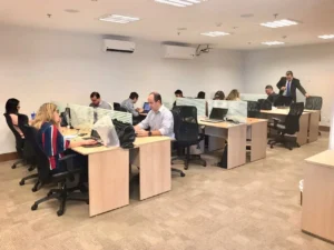 pessoas trabalhando em ambiente de coworking broffices.