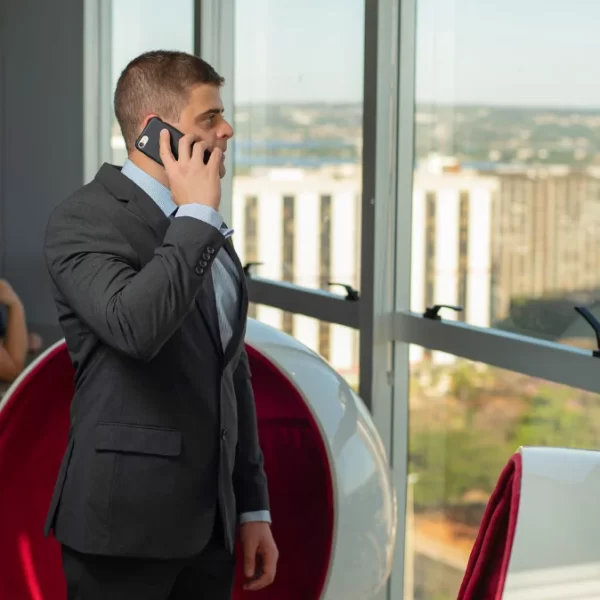 empresario-no-telefone-coworking-broffices